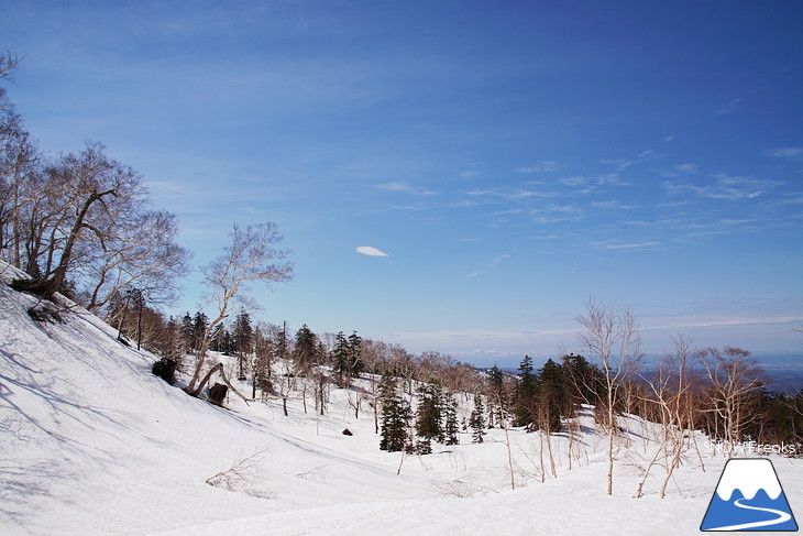 大雪山旭岳ロープウェイスキー場 残雪の北海道最高峰に今季最後のシュプールを…。